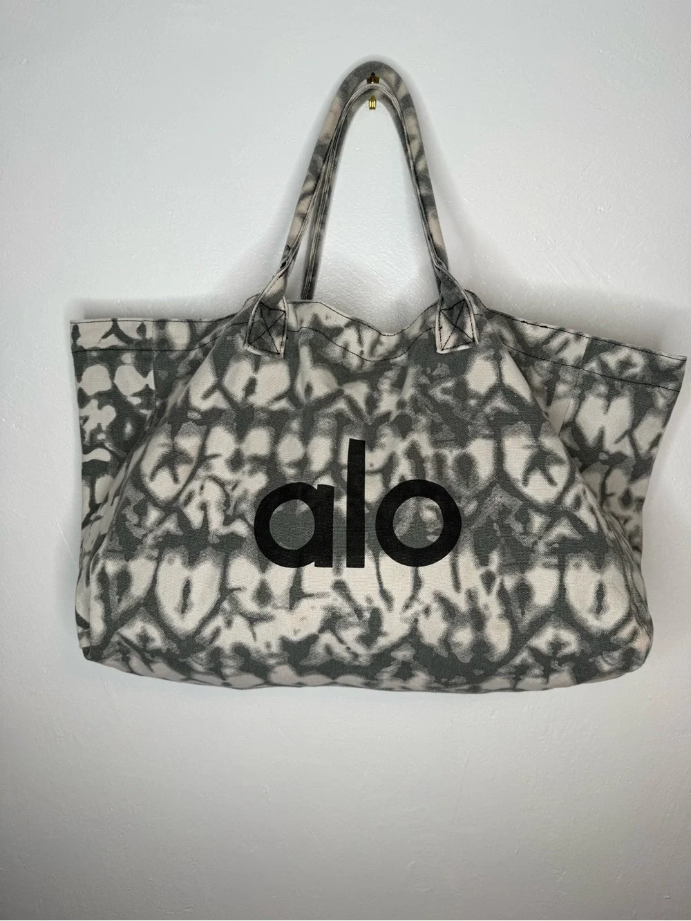 ALO Yoga Gray Tie-Dye Canvas Tote - Picture 4 of 13